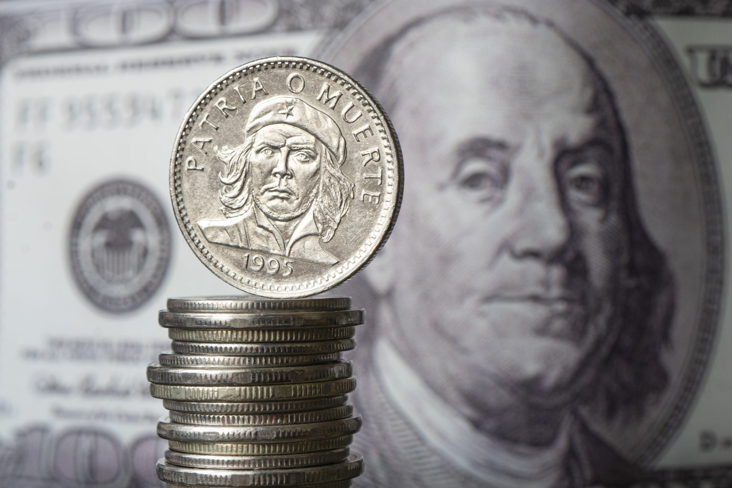 Economistas ajustam projeções após alta histórica do dólar e pacote fiscal do governo
