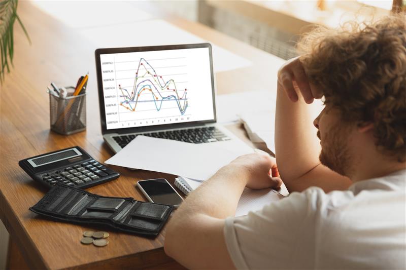 A tempestade perfeita: dólar, juros e incertezas fiscais abalam a economia brasileira